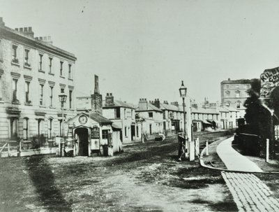 Kilburn Toll Gate en el extremo sur de Kilburn High Road por la intersección de Kilburn Priory, Camden Libraries, 1875 de English Photographer