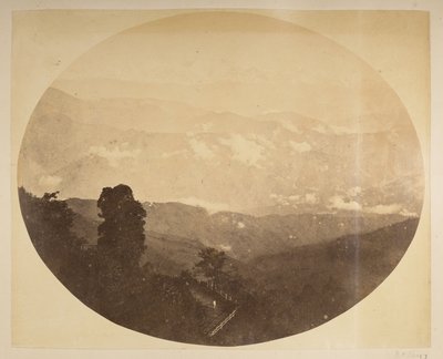 Kinchinjunga desde la colina cerca del Ayuntamiento, [Darjeeling].1870