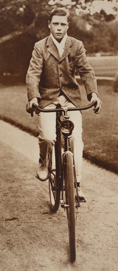 El Rey Eduardo VIII montando su bicicleta en 1911 de English Photographer