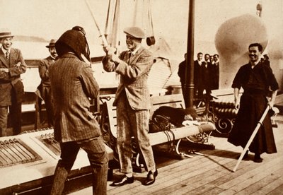 El Rey Eduardo VIII probando un casco de esgrima japonés, 1922 de English Photographer