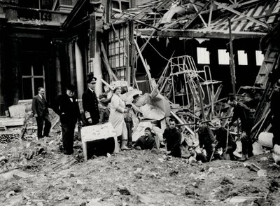 El Rey Jorge VI y la Reina Isabel, junto con Winston Churchill, inspeccionando daños por bombas, presumiblemente en el Palacio de Buckingham de English Photographer