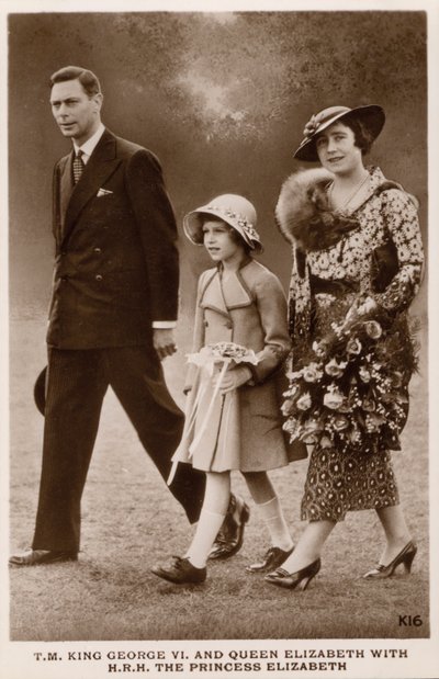 El Rey Jorge VI y la Reina Isabel con su hija la Princesa Isabel (luego Reina Isabel II) de English Photographer