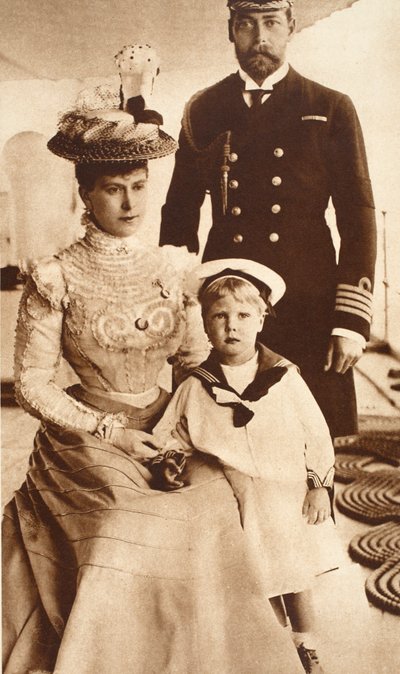 El Rey Jorge V, la Reina María y su hijo Eduardo VIII, a bordo del H.M.S. Crescent, c.1899 de English Photographer