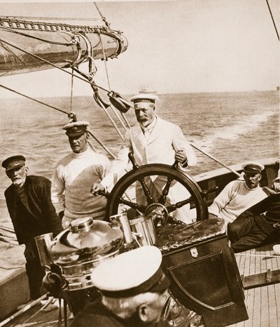 El Rey Jorge al Timón de su Yate Britannia, años 1920-30 de English Photographer