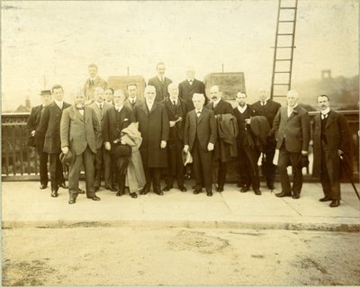Reconstrucción del puente de Kirkstall, inaugurada por Alderman F. M. Lupton, J.P., 28 de junio de 1912 (foto b/n) de English Photographer