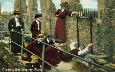 Besando la piedra de Blarney (foto a color) de English Photographer