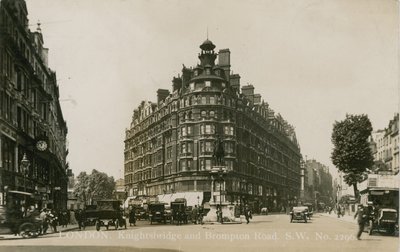 Knightsbridge y Brompton Road, S W, Londres de English Photographer