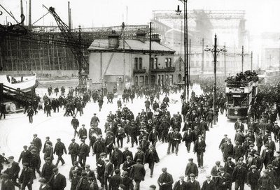 Hora de salida en el astillero Harland y Wolff, Belfast, Irlanda, con el Titanic en construcción al fondo, 1910-11 de English Photographer