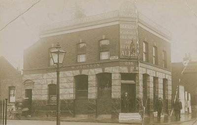 Lads of the Village, Mary Anne Street, Stepney, Londres de English Photographer