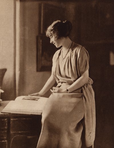Lady Elizabeth Bowes-Lyon, futura reina consorte del rey Jorge VI de English Photographer