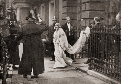 Lady Elizabeth Bowes Lyon camino a su boda el 26 de abril de 1923, con S.A.R. El Duque de York, luego Rey Jorge VI, de La Historia de Veinticinco Años, publicado en 1935 de English Photographer