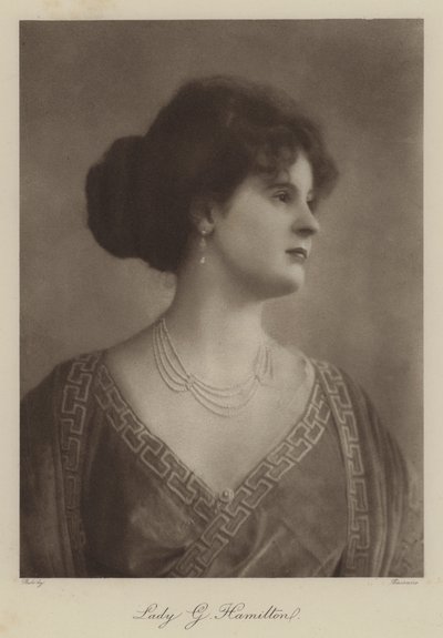 Lady G Hamilton (foto b/n) de English Photographer