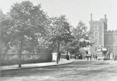 Lambeth Bridge: carretera de acceso con Lambeth Palace al fondo, 1897 de English Photographer