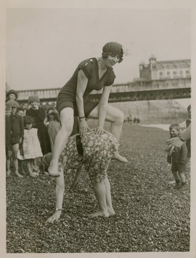Jugando a la rana en la playa de Brighton de English Photographer