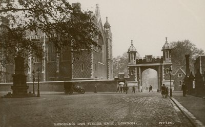 Puerta de Lincolns Inn Fields, Londres de English Photographer