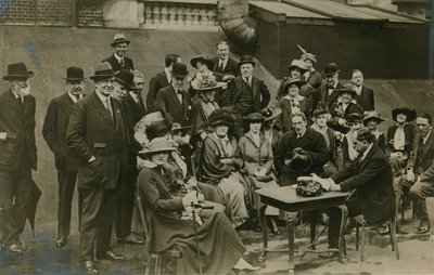 Escuchando a Sir James Barrie leer The Admirable Crichton en el techo de Wyndham en 1912 de English Photographer
