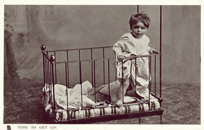 Niño pequeño en una cuna de English Photographer
