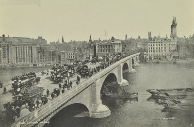 London Bridge: ómnibus tirados por caballos y carro, así como peatones, cruzan el puente, 1895 de English Photographer