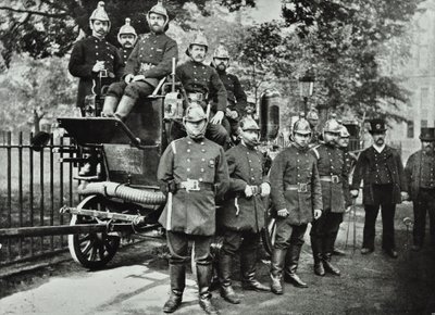 London Fire Brigade: grupo de bomberos, con motor y llaves de paso, 1895 de English Photographer