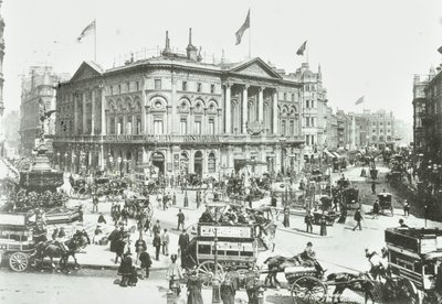 London Pavilion, Piccadilly Circus, Westminster LB: mirando al este, 1895 de English Photographer