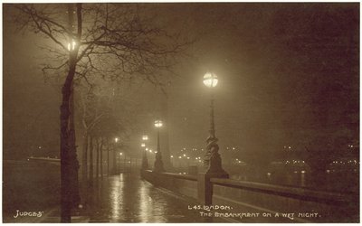 Londres, el Embankment en una noche húmeda (foto b/n) de English Photographer