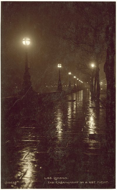 Londres, el Embankment en una noche húmeda (foto b/n) de English Photographer