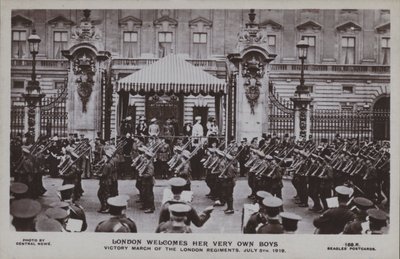 Londres da la bienvenida a sus propios chicos, desfile de la victoria de los regimientos de Londres, 5 de julio de 1919 de English Photographer