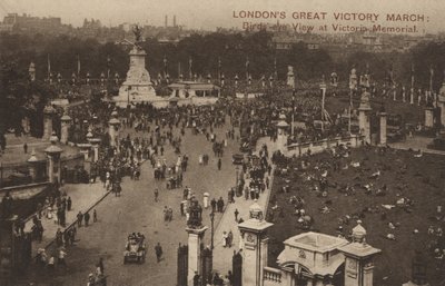 Gran Marcha de la Victoria de Londres, vista aérea en el Victoria Memorial (foto en b/n) de English Photographer