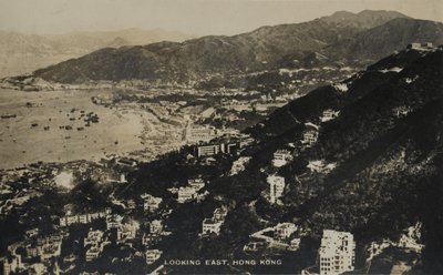 Mirando al Este, Hong Kong, de un álbum de fotografías relacionadas con el servicio de Pte H. Chick, 1940 de English Photographer