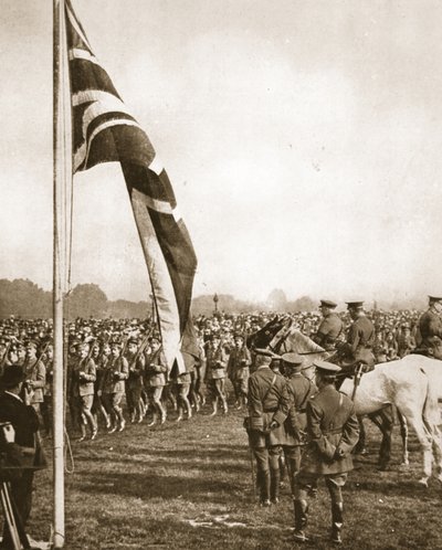 Lord French revisando voluntarios en Hyde Park: Ojos a la izquierda en la base de saludo, de The Illustrated War News, 14 de junio de 1916 de English Photographer
