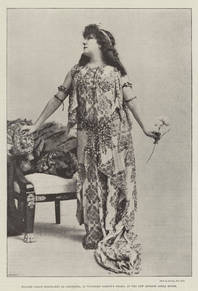 Madame Sarah Bernhardt como Cleopatra, en el drama de Victorien Sardou, en el New English Opera House de English Photographer