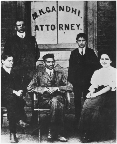 Mahatma Gandhi (1869-1948) con su secretaria Schlesin y tres colegas en Johannesburgo, Sudáfrica, 1901 de English Photographer