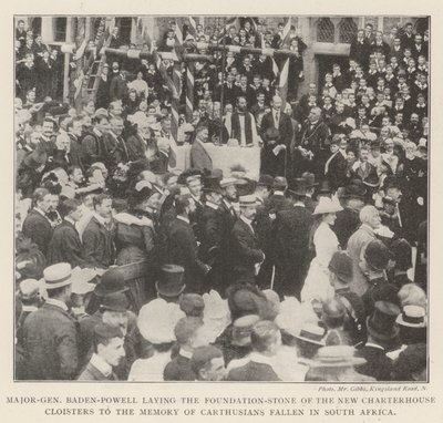El Mayor-General Baden-Powell colocando la piedra fundamental de los nuevos claustros de Charterhouse en memoria de los Cartujos caídos en Sudáfrica de English Photographer
