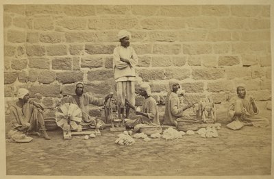 Presos masculinos enrollando algodón en ruecas en la prisión de Karachi. c. 1873160 mm x 250 mm Fotógrafo: Michie and Company Archaeological Survey of India Collections: India Office Series (Volume 52). de English Photographer