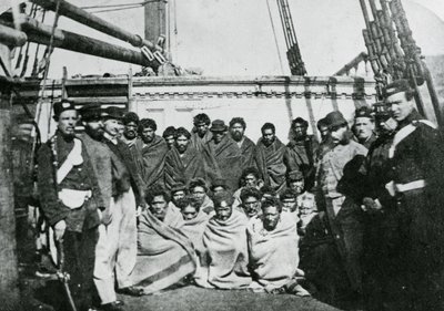 Prisioneros maoríes a bordo de un pontón prisión en el puerto de Wellington, 1866 de English Photographer
