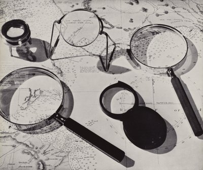 Mapa y lupas (foto b/n) de English Photographer