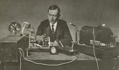 Marconi con un aparato inalámbrico temprano de English Photographer
