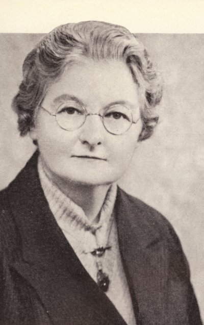 Margaret Bondfield, diputada laborista y primera ministra de gabinete en el gobierno británico (foto en blanco y negro) de English Photographer