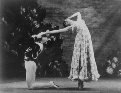 Maude Lloyd y Hugh Laing interpretando 
