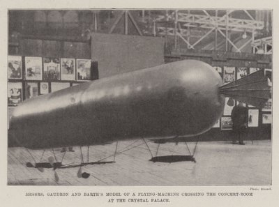 El modelo de máquina voladora de Messers Gaudron y Barth cruzando la sala de conciertos en el Crystal Palace de English Photographer