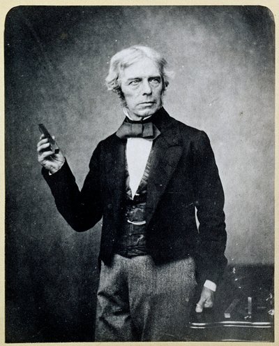 Michael Faraday (1791-1867) sosteniendo una barra magnética, por Maull y Polyblank de English Photographer