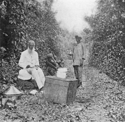 Pausa al mediodía en la marcha, de Bajo el sol africano; Bajo el sol africano; una descripción de las razas nativas en Uganda, aventuras deportivas y otras experiencias, por William John Ansorge, 1899 de English Photographer
