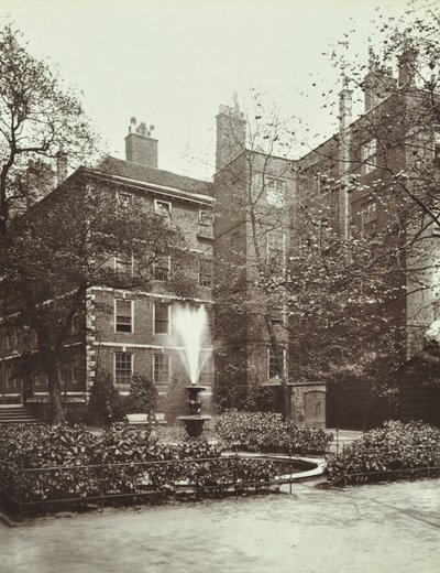 Middle Temple, Fountain Court, 1885 de English Photographer