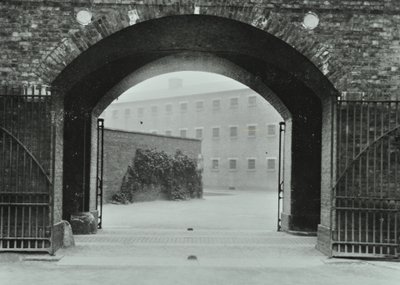 Prisión de Millbank: arco, entrada, 1885 de English Photographer