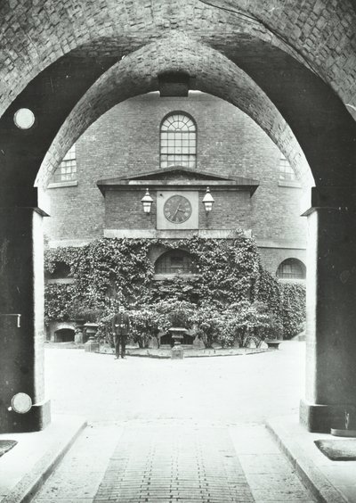 Prisión de Millbank: capilla a través del arco, 1885 de English Photographer