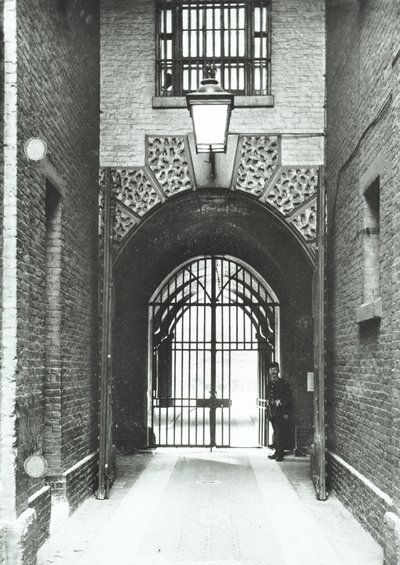 Prisión de Millbank: pasillo principal, Warden Barnard en la puerta, 1885 de English Photographer