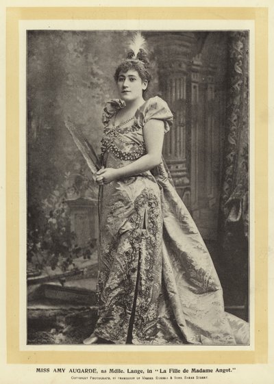 Miss Amy Augarde, como Mdlle Lange, en La hija de Madame Angot de English Photographer