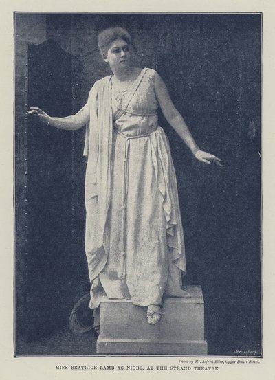 La Srta. Beatrice Lamb como Niobe, en el Teatro Strand de English Photographer