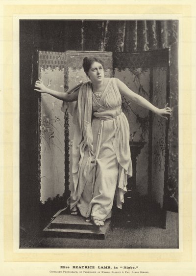 Señorita Beatrice Lamb, en Niobe de English Photographer