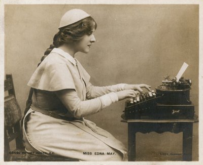 Señorita Edna May, en la máquina de escribir de English Photographer